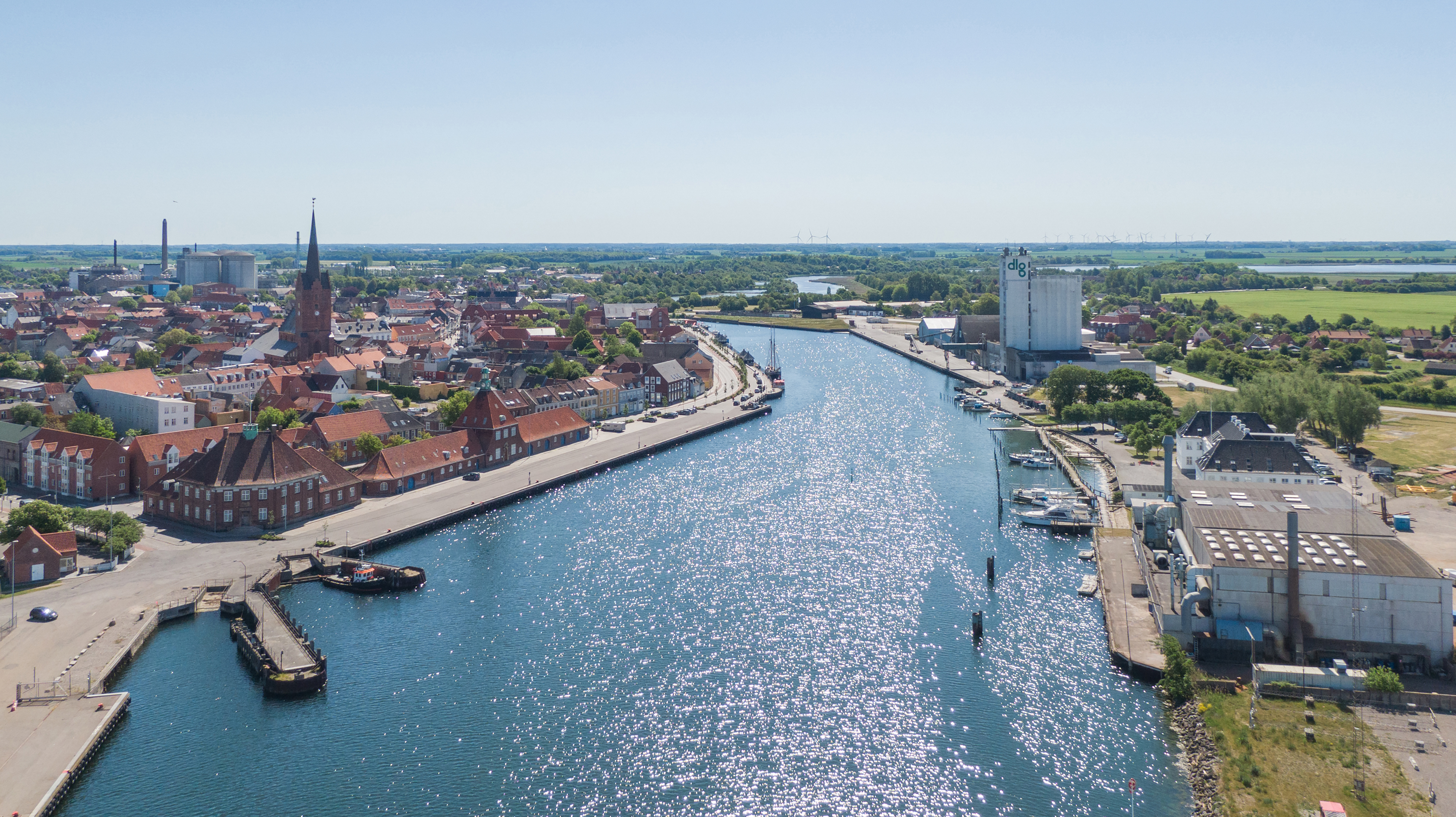 Dronefoto af Nakskov Havn, hvor færgelejernes er placeret i venstre side. Foto af John Pedersen